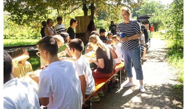 Künstlerin führt Heimkinder ins Action Painting ein (BNN/BT 13.09.2023)
