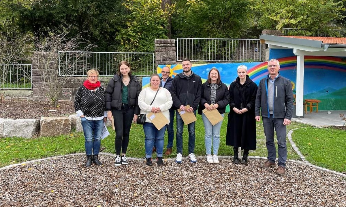 Laura Henke, Selina Schindler, Felix Thom, Jana Burkart und Jennifer Boos wurden von Frau Hesch, Herrn Meier und Herrn Schlegel zu ihren Ausbildungsabschlüssen beglückwünscht. Urlaubsbedingt fehlte Lina Wunsch.